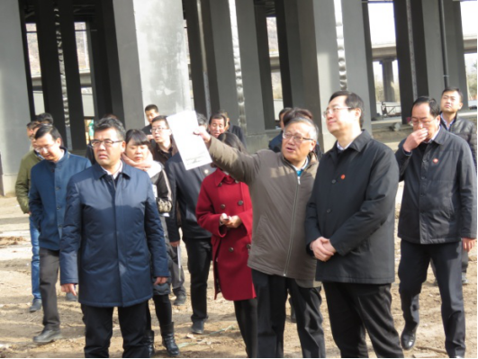 省委常委、西寧市委書記王曉在青海省物產(chǎn)集團(tuán)總公司黨委書記、總經(jīng)理王玉輝陪同下，深入青海物產(chǎn)朝陽物流園區(qū)。