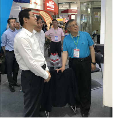 省委常委、西寧市委書記王曉蒞臨第十九屆青洽會(huì)青海物產(chǎn)展位參觀